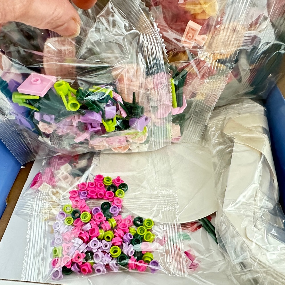 Like legos flower bouquet building set with vase 530 pieces - Picture 5 of 6